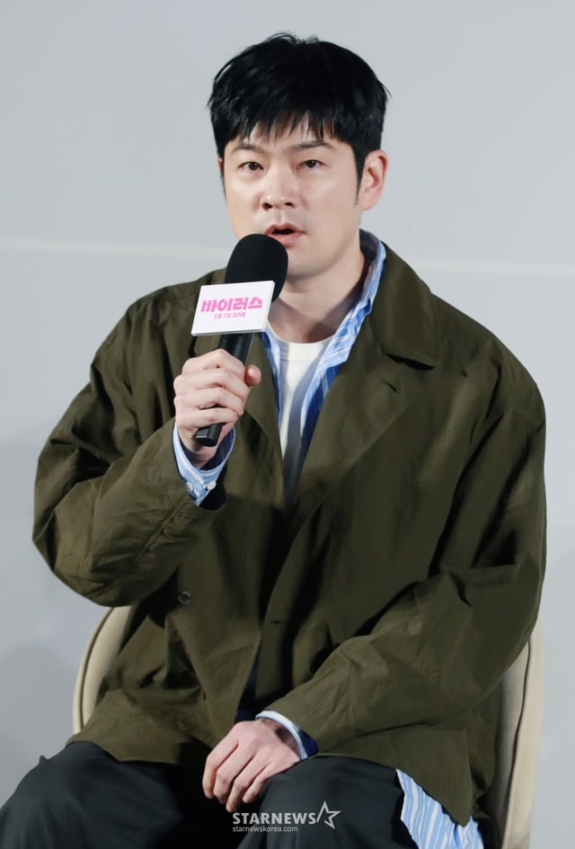 배우 장기하가 16일 오전 서울 강남구 메가박스 코엑스에서 진행된 영화 '바이러스' 제작보고회에 참석해 질문에 답하고 있다.  이유 없이 사랑에 빠지는 치사율 100% 바이러스에 감염된 택선이 모쏠 연구원 수필, 오랜 동창 연우, 그리고 치료제를 만들 수 있는 유일한 전문가 이균까지 세 남자와 함께하는 예기치 못한 여정을 그린 영화 '바이러스'는 5월 7일 개봉한다. /2025.04.16 /사진=이동훈 photoguy@