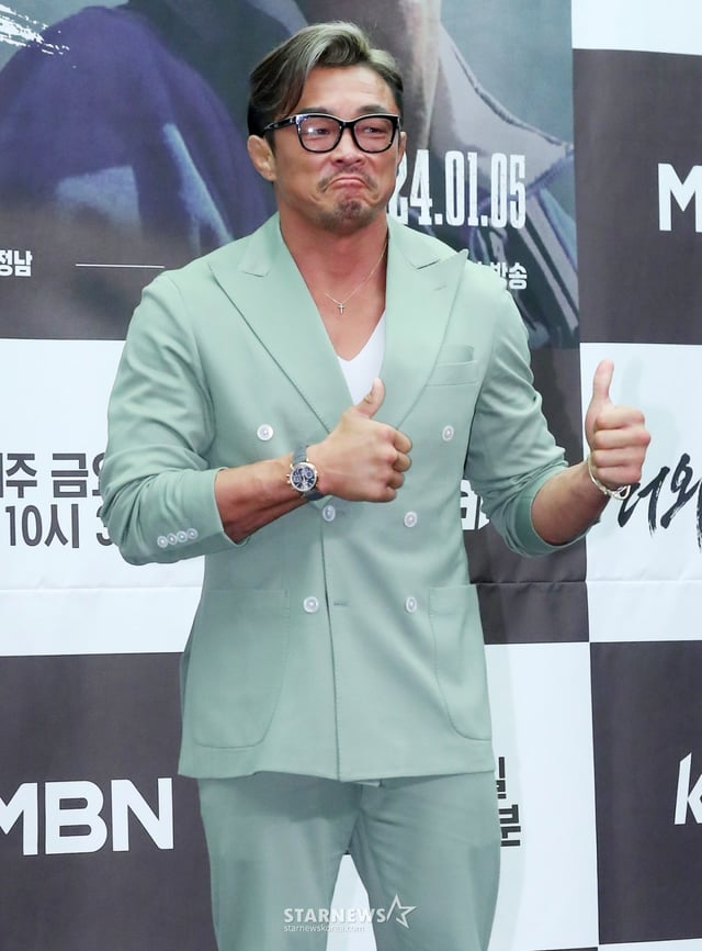 방송인 추성훈이 3일 오전 서울 마포구 상암동 스탠포드 서울에서 진행된 MBN 예능프로그램 '더 와일드'(THE WILD) 제작발표회에 참석해 포즈를 취하고 있다. '더 와일드'는 추성훈-진구-배정남, 세 명의 '와일더'들이 캐나다 국립공원의 경이로운 자연과 야생 속에서 다양한 액티비티를 직접 계획하여 탐험하는 '본격 DIY 어드벤처 리얼리티'다. 2023.01.03 /사진=김창현
