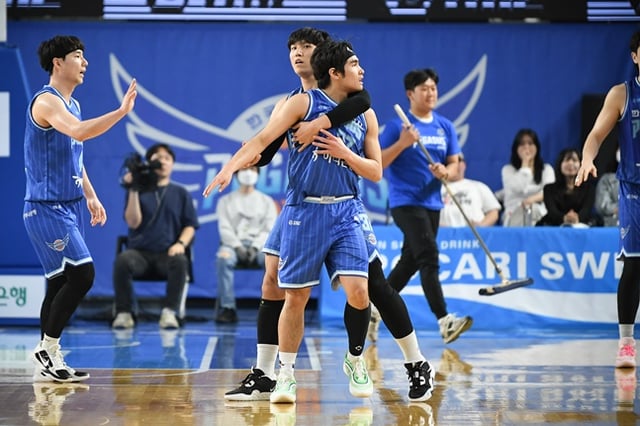한국가스공사 벨란겔이 파울 선언 후 강하게 항의하자 곽정훈이 말리고 있다. /사진=KBL 제공