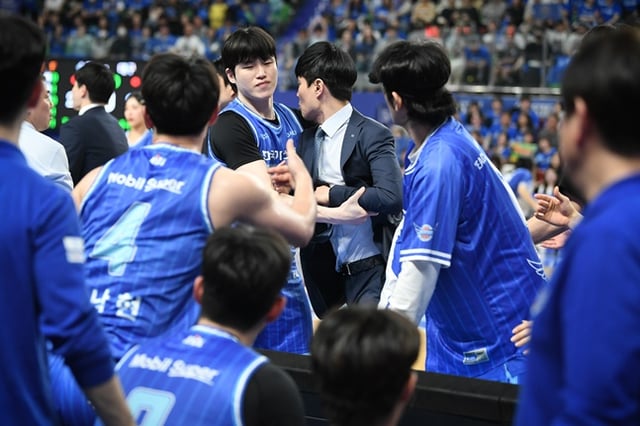 한국가스공사 강혁 감독이 심판진에게 항의하자 선수들이 말리고 있다. /사진=KBL 제공
