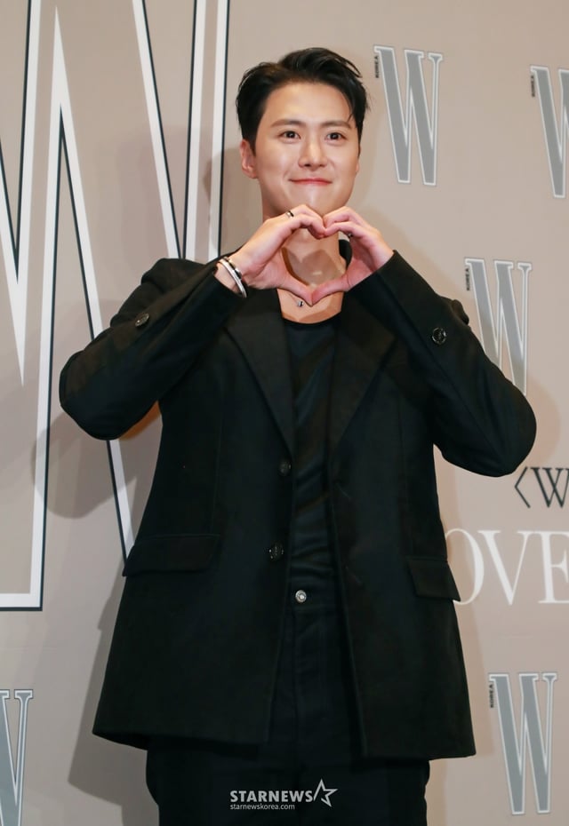 배우 공명이 14일 오후 서울 광화문 포시즌스 호텔에서 진행된 제19회 W코리아 유방암 인식 향상 캠페인 자선 행사에 참석해 포즈를 취하고 있다. /2024.10.14 /사진=이동훈