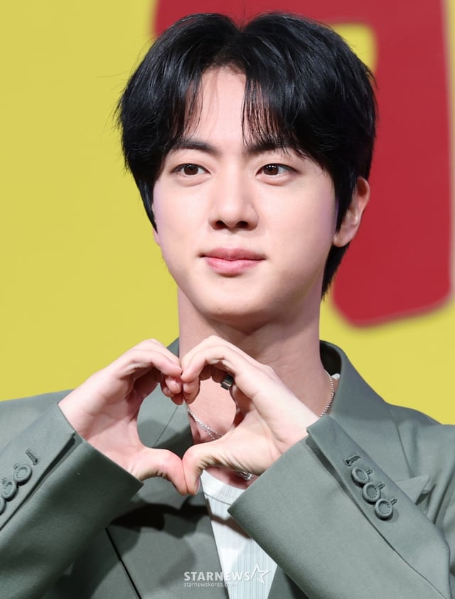 (서울=뉴스1) 권현진 기자 = 방탄소년단(BTS) 진이 15일 서울 종로구 JW메리어트 동대문 스퀘어 서울에서 열린 넷플릭스 새 예능 '대환장 기안장' 기자간담회에서 포즈를 취하고 있다. '대환장 기안장'은 기안적 낭만이 가득한 울릉도 기안장에서 기안84와 서포트 멤버 방탄소년단 진, 배우 지예은이 숙박객들과 펼치는 기상천외한 신개념 민박 버라이어티다. 2025.4.15/뉴스1 Copyright © 뉴스1. All rights reserved. 무단 전재 및 재배포, AI학습 이용 금지. /사진=(서울=뉴스1) 권현진 기자