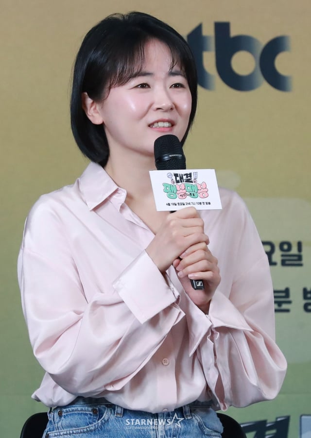 이진주 PD가 17일 오후 서울 마포구 상암동 스탠포드호텔에서 진행된 JTBC 예능 '대결! 팽봉팽봉' 제작발표회에 참석해 인사말을 하고 있다.  N번 망해본 ‘단짠 인생’ 이봉원과 팽현숙이 펼치는 양보 없는 식당 전쟁 '대결! 팽봉팽봉'은 오는 19일 첫 방송된다. /2025.04.17 /사진=이동훈 photoguy@
