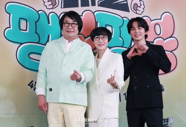 최양락, 팽현숙, 유승호가 17일 오후 서울 마포구 상암동 스탠포드호텔에서 진행된 JTBC 예능 '대결! 팽봉팽봉' 제작발표회에 참석해 포즈를 취하고 있다.  N번 망해본 ‘단짠 인생’ 이봉원과 팽현숙이 펼치는 양보 없는 식당 전쟁 '대결! 팽봉팽봉'은 오는 19일 첫 방송된다. /2025.04.17 /사진=이동훈 photoguy@