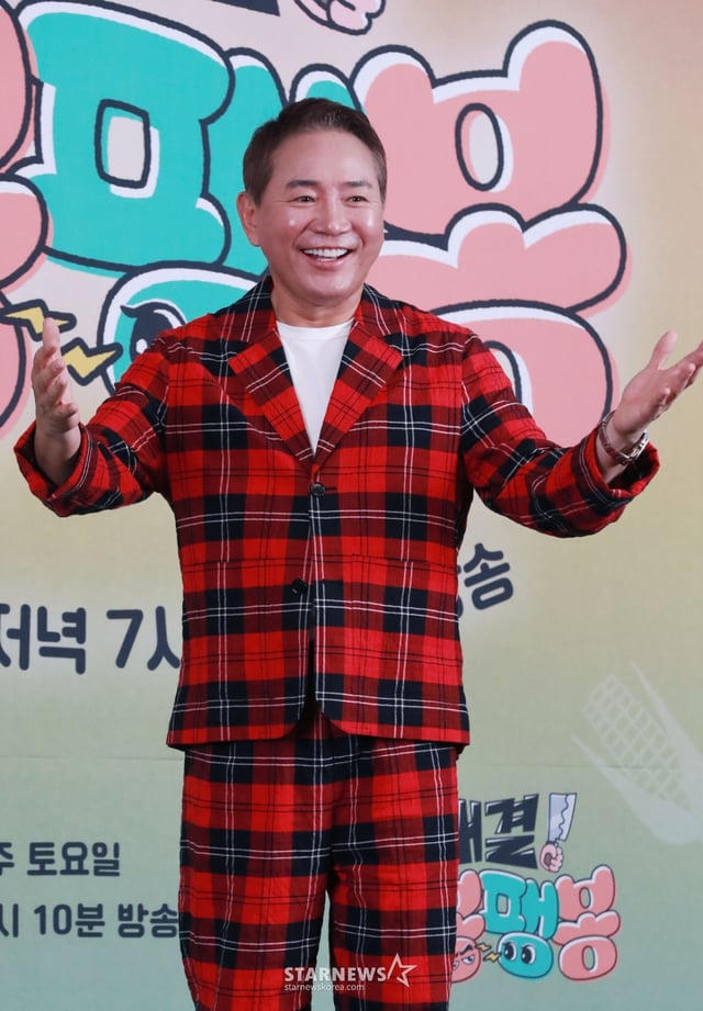 코미디언 이봉원이 17일 오후 서울 마포구 상암동 스탠포드호텔에서 진행된 JTBC 예능 '대결! 팽봉팽봉' 제작발표회에 참석해 포즈를 취하고 있다. N번 망해본 ‘단짠 인생’ 이봉원과 팽현숙이 펼치는 양보 없는 식당 전쟁 '대결! 팽봉팽봉'은 오는 19일 첫 방송된다. /2025.04.17 /사진=이동훈 photoguy@