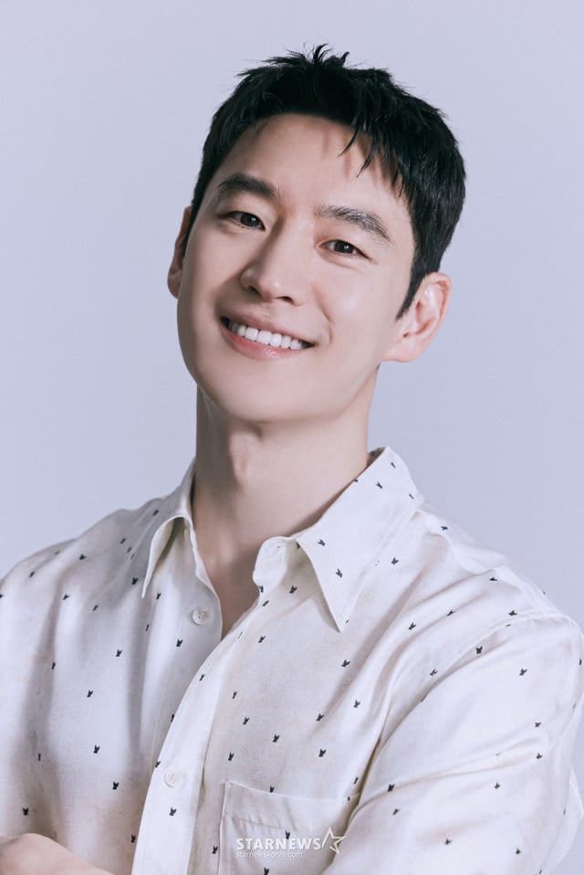 JTBC 드라마 '협상의 기술'의 주연배우 이제훈이 14일 진행된 라운드 인터뷰를 위해 포즈를 취하고 있다. /사진제공=컴퍼니온 2025.04.14 /사진=이동훈 photoguy@