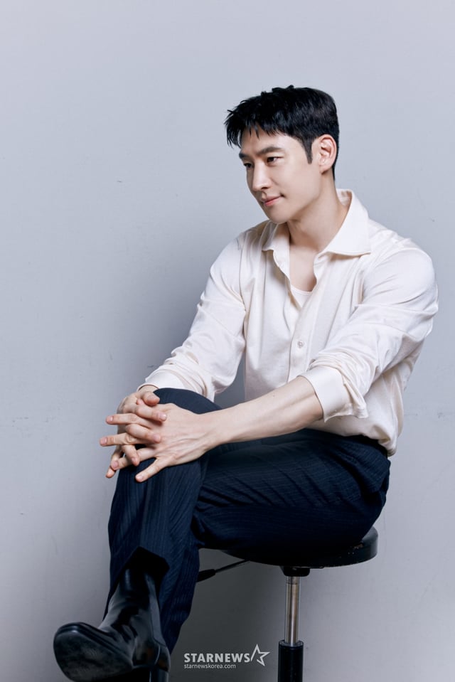 JTBC 드라마 '협상의 기술'의 주연배우 이제훈이 14일 진행된 라운드 인터뷰를 위해 포즈를 취하고 있다. /사진제공=컴퍼니온 2025.04.14 /사진=이동훈 photoguy@
