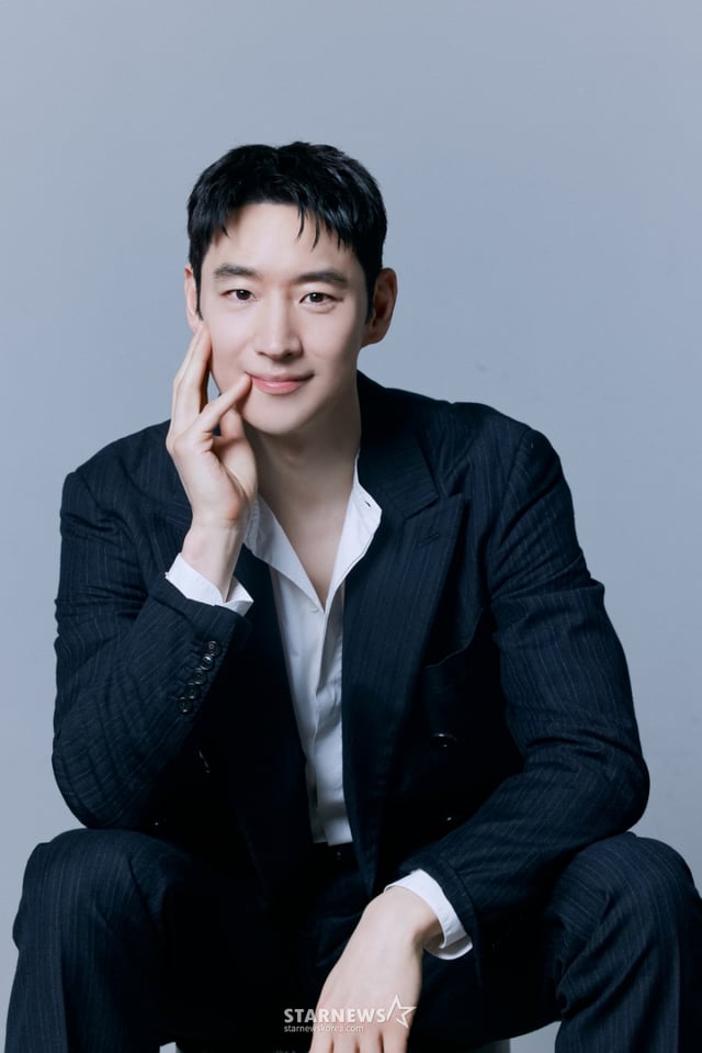 JTBC 드라마 '협상의 기술'의 주연배우 이제훈이 14일 진행된 라운드 인터뷰를 위해 포즈를 취하고 있다. /사진제공=컴퍼니온 2025.04.14 /사진=이동훈 photoguy@