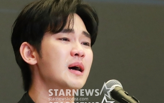 [서울=뉴시스] 김혜진 기자 = 배우 김수현이 31일 오후 서울 마포구 스탠포드호텔에서 기자회견을 열고 자신을 둘러싼 의혹에 대해 입장을 밝히고 있다. 2025.03.31. jini@newsis.com /사진=김혜진