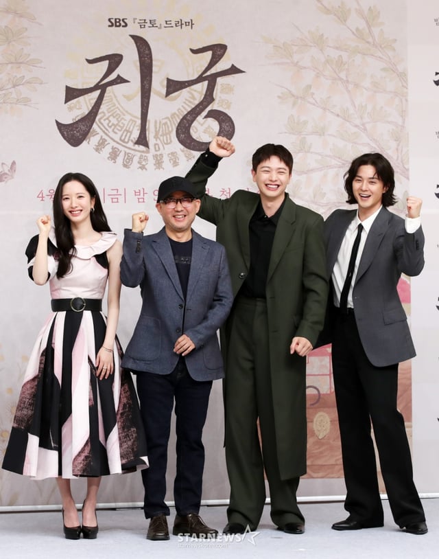 배우 김지연, 윤성식 감독, 배우 육성재, 김지훈이 17일 오후 서울 양천구 목동 SBS 사옥에서 진행된 SBS 새 금토드라마 ‘귀궁’ 제작발표회에서 포즈를 취하고 있다. /2025.04.17 /사진=김휘선 hwijpg@