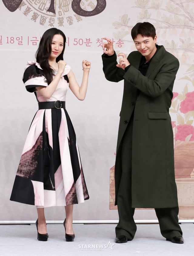 배우 김지연, 육성재가 17일 오후 서울 양천구 목동 SBS 사옥에서 진행된 SBS 새 금토드라마 ‘귀궁’ 제작발표회에서 포즈를 취하고 있다. /2025.04.17 /사진=김휘선 hwijpg@