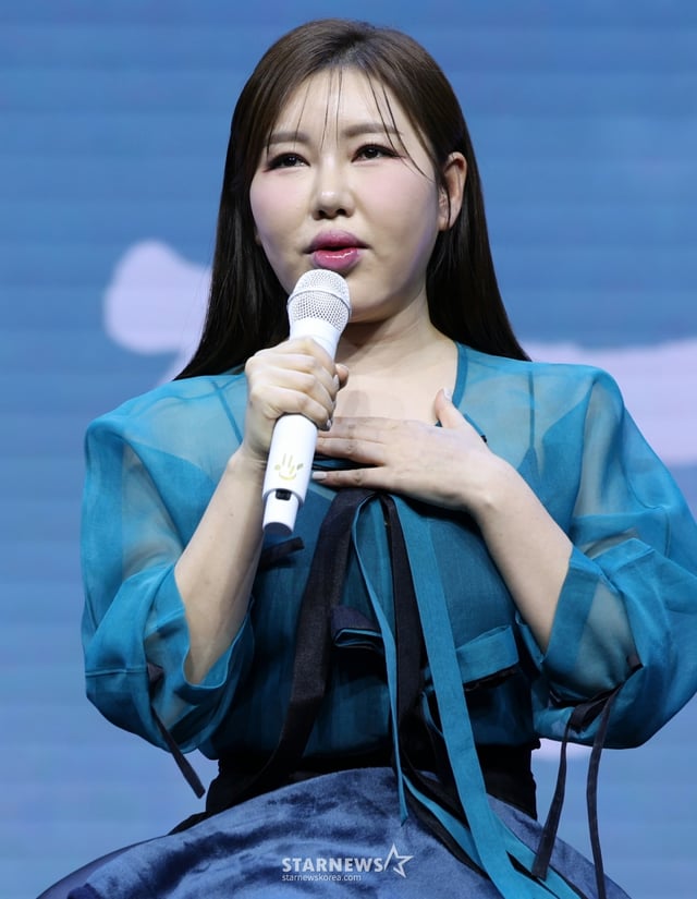 (서울=뉴스1) 권현진 기자 = 가수 송가인이 11일 서울 강서구 스카이아트홀에서 가진 정규 4집 '가인;달' 발매 쇼케이스에서 취재진 질문에 답하고 있다. 2025.2.11/뉴스1  Copyright © 뉴스1. All rights reserved. 무단 전재 및 재배포,  AI학습 이용 금지. /사진=(서울=뉴스1) 권현진 기자
