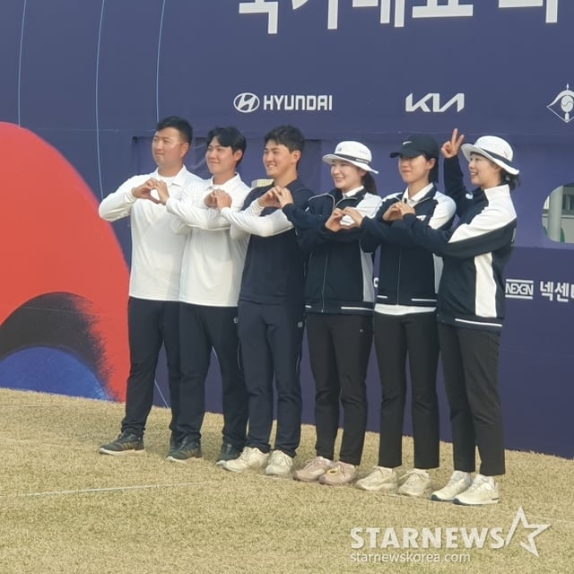 왼쪽부터 2025 한국 양궁 국가대표로 선발된 김우진, 이우석, 김제덕, 강채영, 안산, 임시현이 18일 원주양궁장에서 포즈를 취하고 있다. /사진=김동윤 기자