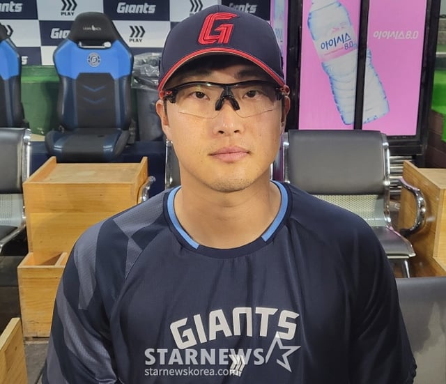 롯데 박세웅이 17일 키움전 승리 후 취재진과 인터뷰를 하고 있다. /사진=안호근 기자