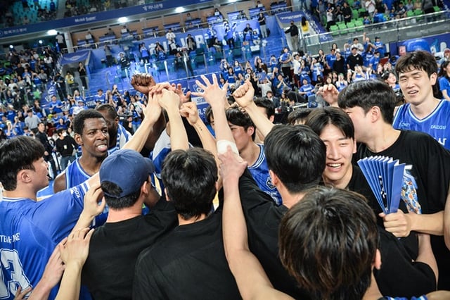 한국가스공사 선수단이 4차전 승리 후 기뻐하고 있다. /사진=KBL 제공