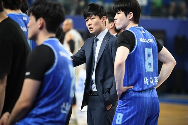 한국가스공사 강혁 감독이 3차전에서 심판진에게 항의하자 선수들이 말리고 있다. /사진=KBL 제공