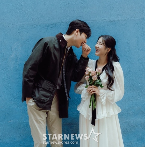 왼쪽부터 노을 예비신랑, 노을 /사진=노을 인스타그램 캡처