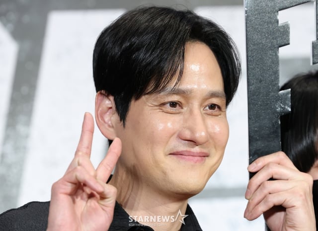 (서울=뉴스1) 권현진 기자 = 배우 박해준이 15일 서울 강남구 메가박스 코엑스에서 열린 영화 '야당'(감독 황병국) 쇼케이스에 참석해 포즈를 취하고 있다. ‘야당’은 대한민국 마약판을 설계하는 브로커 ‘야당’, 더 높은 곳에 오르려는 ‘검사’, 마약 범죄 소탕에 모든 것을 건 ‘형사’가 서로 다른 목적을 가지고 엮이며 펼쳐지는 범죄 액션이다, 2025.4.15/뉴스1 Copyright © 뉴스1. All rights reserved. 무단 전재 및 재배포, AI학습 이용 금지. /사진=(서울=뉴스1) 권현진 기자