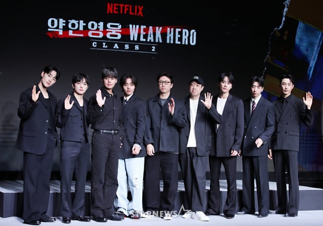 배우 이민재, 최민영, 려운, 박지훈, 유수민 감독, 한준희 크리에이터, 배우 이준영, 유수빈, 배나라가 21일 오전 서울 마포구 호텔 나루에서 열린 넷플릭스 시리즈 '약한영웅 Class 2' 제작발표회에서 포즈를 취하고 있다. /2025.04.21 /사진=김휘선 hwijpg@