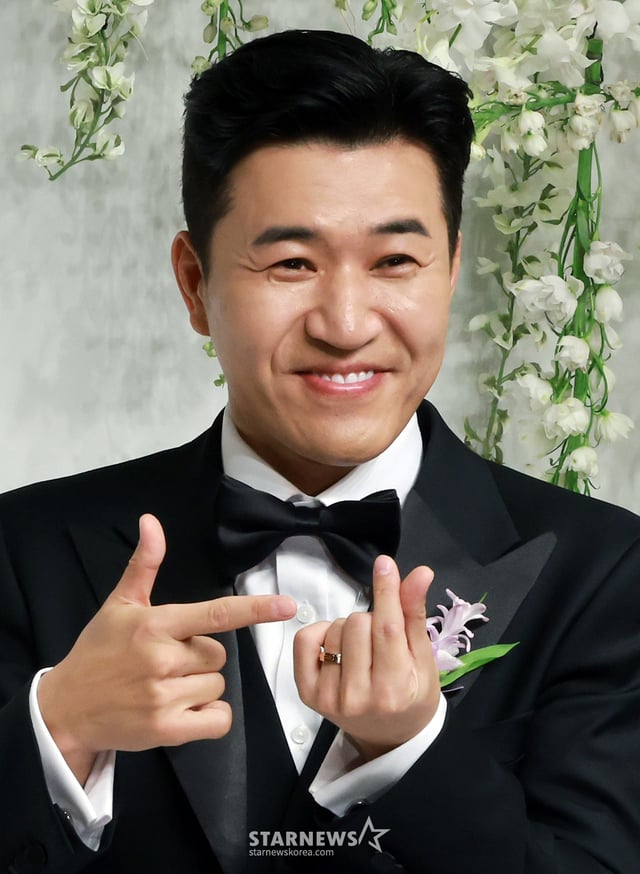 (서울=뉴스1) 김진환 기자 = 그룹 코요테의 김종민이 20일 오후 서울 중구 신라호텔 영빈관 에메랄드홀에서 열리는 결혼식 기자회견에 참석해 포즈를 취하고 있다. 김종민의 예비 신부는 11살 연하의 사업가로, 김종민이 공개한 애칭은 ‘히융’이다. 결혼식 1부 사회는 유재석, 2부는 조세호와 문세윤이 맡으며 축가는 이적과 린이 부를 예정이다. 2025.4.20/뉴스1 Copyright © 뉴스1. All rights reserved. 무단 전재 및 재배포, AI학습 이용 금지. /사진=(서울=뉴스1) 김진환 기자