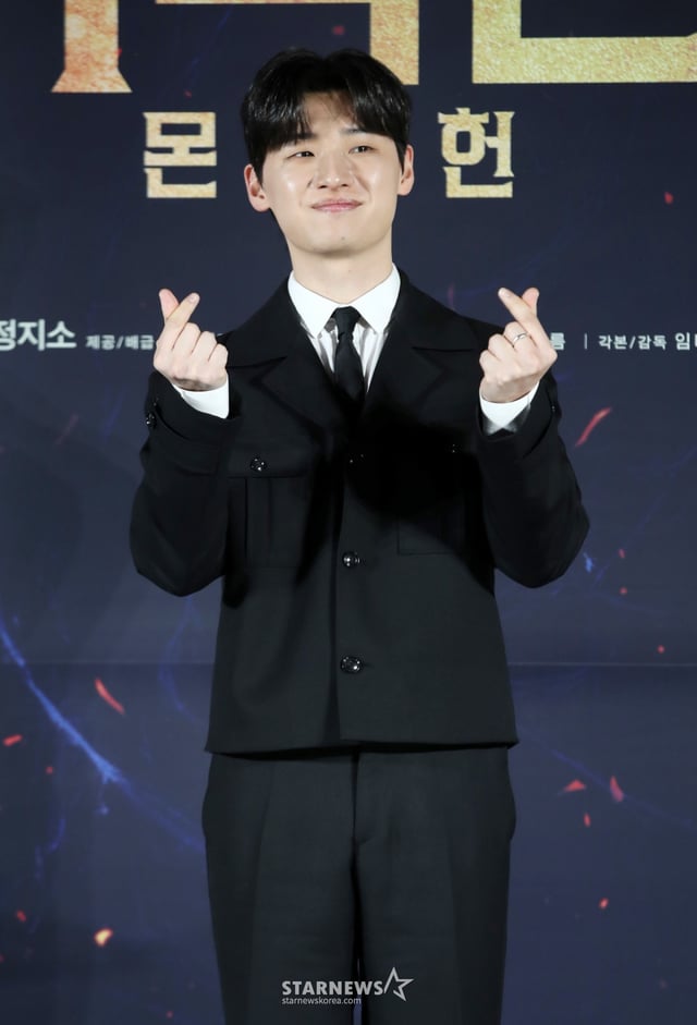 배우 이다윗이 2일 오전 서울 광진구 롯데시네마 건대입구에서 열린 영화 '거룩한 밤: 데몬 헌터스' 제작보고회에서 포즈를 취하고 있다. '거룩한 밤: 데몬 헌터스'는 악을 숭배하는 집단에 의해 혼란에 빠진 도시, 특별한 능력을 가진 어둠의 해결사 '거룩한 밤' 팀 바우(마동석), 샤론(서현), 김군(이다윗)이 악의 무리를 처단하는 오컬트 액션 영화다. 오는 30일 개봉. / 2025.04.02 /사진=김휘선 hwijpg@