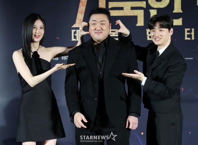 배우 서현, 마동석, 이다윗이2일 오전 서울 광진구 롯데시네마 건대입구에서 열린 영화 '거룩한 밤: 데몬 헌터스' 제작보고회에서 포즈를 취하고 있다. '거룩한 밤: 데몬 헌터스'는 악을 숭배하는 집단에 의해 혼란에 빠진 도시, 특별한 능력을 가진 어둠의 해결사 '거룩한 밤' 팀 바우(마동석), 샤론(서현), 김군(이다윗)이 악의 무리를 처단하는 오컬트 액션 영화다. 오는 30일 개봉. / 2025.04.02 /사진=김휘선 hwijpg@