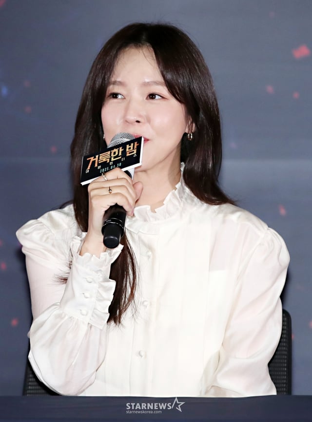 배우 경수진이 21일 서울 송파구 롯데시네마 월드타워에서 진행된 영화 '거룩한 밤: 데몬 헌터스(감독 임대희)' 언론시사회에서 질의응답을 하고 있다. /사진=김휘선 hwijpg@