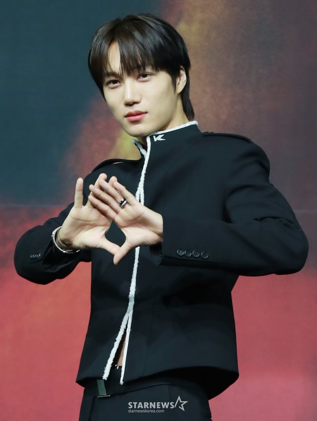 엑소 카이가 21일 오후 서울 광진구 예스24라이브홀에서 진행된 네 번째 미니앨범 '웨이트 온 미'(Wait On Me) 발매기념 쇼케이스에서 포즈를 취하고 있다.  이번 앨범에는 타이틀 곡 '웨이트 온 미'를 비롯해 '어덜트 스윔'(Adult Swim), '월스 돈트 토크'(Walls Don't Talk), '프레셔'(Pressure) 등 총 7곡이 수록됐다. /2025.04.21 /사진=이동훈 photoguy@