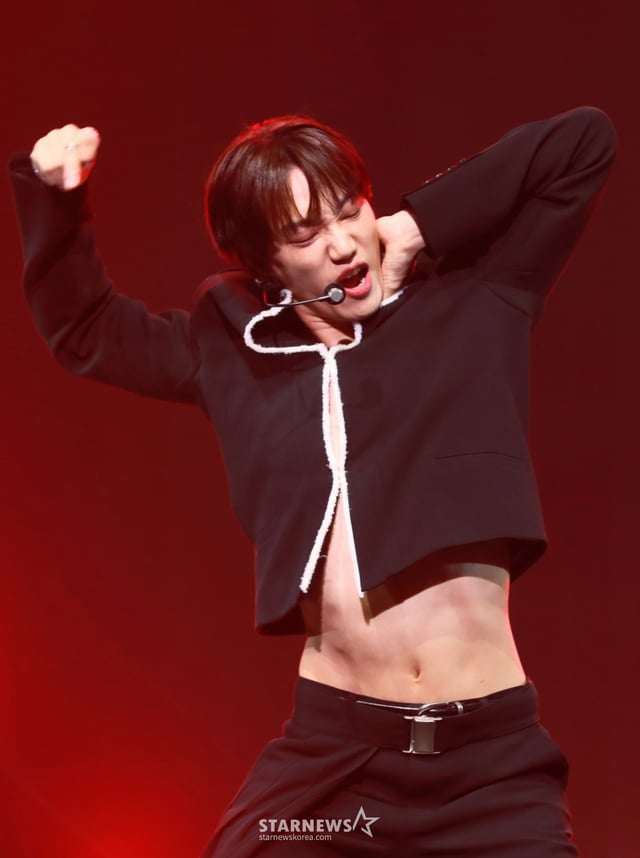 엑소 카이가 21일 오후 서울 광진구 예스24라이브홀에서 진행된 네 번째 미니앨범 '웨이트 온 미'(Wait On Me) 발매기념 쇼케이스에서 신곡을 선보이고 있다. 이번 앨범에는 타이틀 곡 '웨이트 온 미'를 비롯해 '어덜트 스윔'(Adult Swim), '월스 돈트 토크'(Walls Don't Talk), '프레셔'(Pressure) 등 총 7곡이 수록됐다. /2025.04.21 /사진=이동훈 photoguy@
