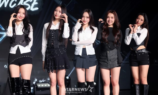 (서울=뉴스1) 이동해 기자 = 신인 걸그룹 VVS 브리트니(왼쪽부터), 아일리, 라나, 지우, 리원이 22일 서울 강남구 일지아트홀에서 가진 싱글 'TEA' 발매 쇼케이스에서 포즈를 취하고 있다. 2025.4.22/뉴스1 Copyright © 뉴스1. All rights reserved. 무단 전재 및 재배포, AI학습 이용 금지. /사진=(서울=뉴스1) 이동해 기자