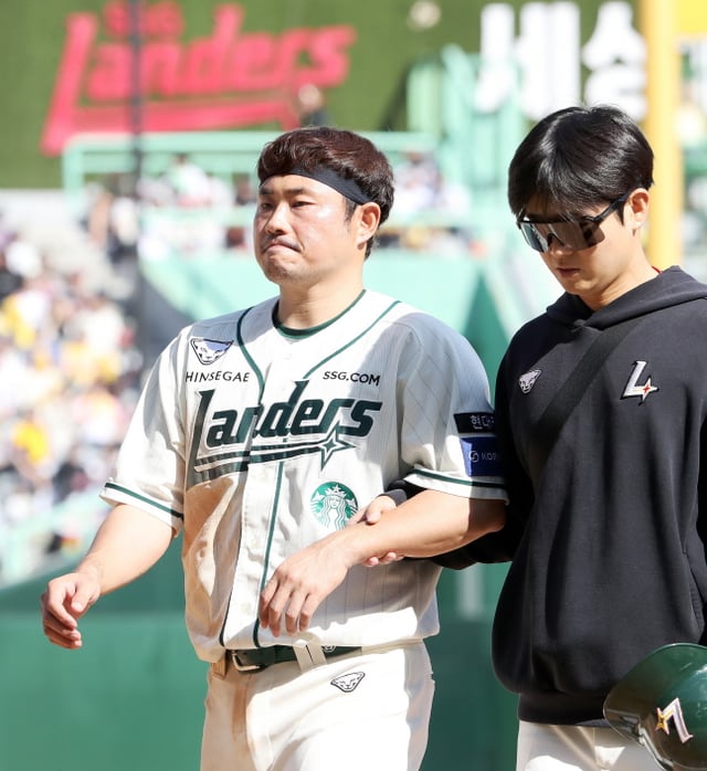 SSG 이지영(왼쪽)이 20일 LG전 도루 도중 햄스트링을 다쳐 교체아웃되고 있다. /사진=SSG 랜더스 제공