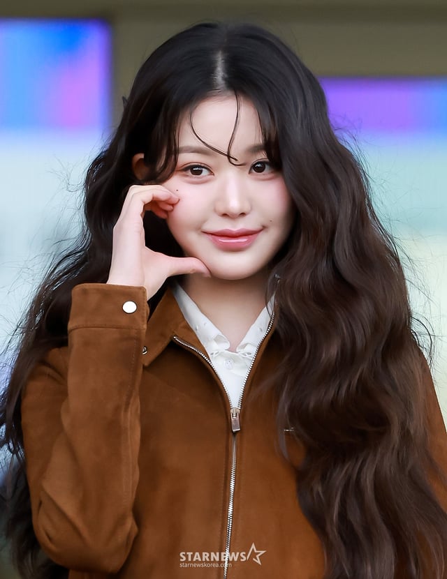 (인천공항=뉴스1) 김진환 기자 = 아이브 장원영이 10일 오전 패션쇼 참석 차 인천국제공항 제2터미널을 통해 프랑스 파리로 출국에 앞서 포즈를 취하고 있다. 2025.3.10/뉴스1 Copyright © 뉴스1. All rights reserved. 무단 전재 및 재배포, AI학습 이용 금지. /사진=(인천공항=뉴스1) 김진환 기자