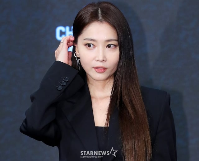 배우 오윤아가 24일 오후 서울 구로구 신도림동 더 세인트 웨딩에서 진행된 채널A 월화드라마 '가면의 여왕' 제작발표회에 참석해 포즈를 취하고 있다. '가면의 여왕'은 화려하게 성공한 세 여자 앞에 10년 전 그녀들의 거짓말로 살인자가 된 절친이 나타나면서 가면에 감춰져 있던 진실이 드러나고, 한 남자로 인해 인생의 소용돌이를 맞게 된 친구들의 욕망이 충돌하는 미스터리 멜로 복수극이다. 2023.04.24