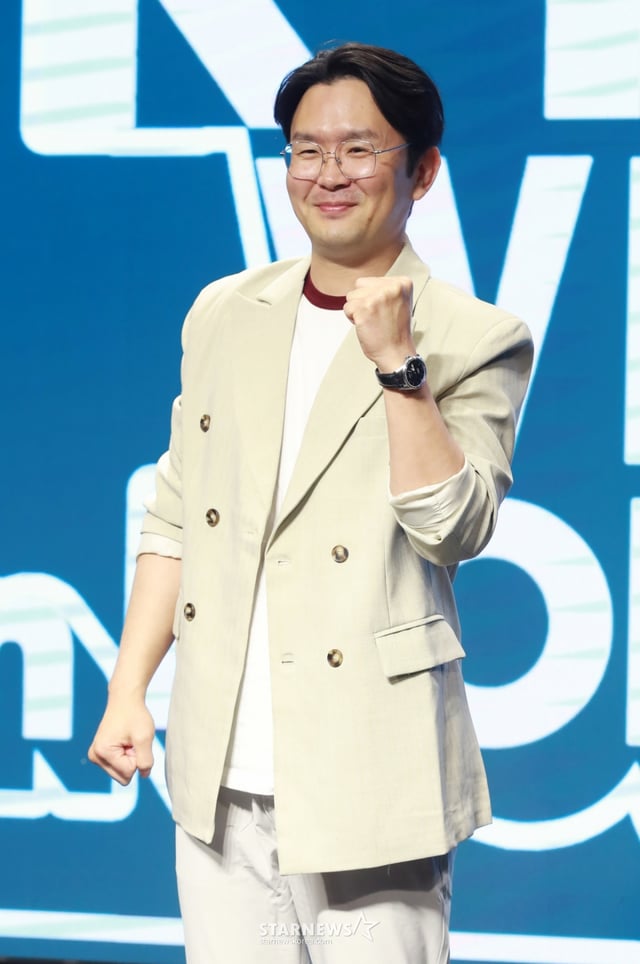 코미디언 윤형빈이 23일 오후 서울 마포구 H-STAGE에서 진행된 'K팝 위크 인 홍대' 개최 기자간담회에 참석해 포즈를 취하고 있다. ‘더 가까이, 더 진심으로’라는 슬로건 아래 대형 공연장 위주의 K팝 시장에 소극장 기반 라이브 공연 문화를 확산시키겠다는 취지로 마련된 'K팝 위크 인 홍대'는 엠블랙 양승호, CLC 예은, 틴탑 천지, 루네이트, 남태현 등 다양한 아티스트들이 5월 3일, 10일 11일에 홍대 일대 여러 소극장에서 공연을 선보인다. /2025.04.23 /사진=이동훈 photoguy@