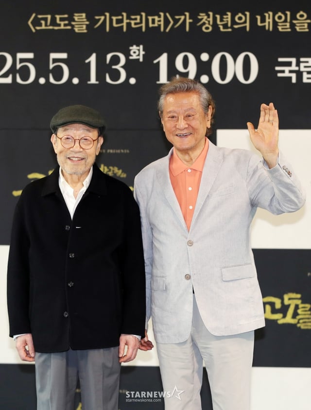 배우 신구, 박근형이 23일 서울 종로구 예술가의 집에서 진행된 연극 '고도를 기다리며' 기자간담회에 참석해 포즈를 취하고 있다.  연극 '고도를 기다리며'는 배우 신구, 박근형의 마지막 동반 무대를 맞이하며 청년 예술가 지원에 힘쓰는 아르코와의 협업을 통해 특별 기부 공연으로 진행된다. 이번 공연은 오는 5월 13일 오후 7시, 국립극장 달오름극장에서 단 하루 진행된다. /2025.04.23 /사진=김휘선 hwijpg@