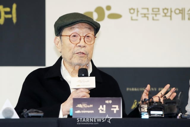 배우 신구가 23일 서울 종로구 예술가의 집에서 진행된 연극 '고도를 기다리며' 기자간담회에 참석해 질의응답을 하고 있다. 연극 '고도를 기다리며'는 배우 신구, 박근형의 마지막 동반 무대를 맞이하며 청년 예술가 지원에 힘쓰는 아르코와의 협업을 통해 특별 기부 공연으로 진행된다. 이번 공연은 오는 5월 13일 오후 7시, 국립극장 달오름극장에서 단 하루 진행된다. /2025.04.23 /사진=김휘선 hwijpg@