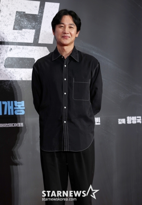 =배우 엄태웅이 15일 서울 강남구 코엑스에서 열린 영화 '야당(감독 황병국)' VIP 시사회에서 포즈를 취하고 있다. /2025.04.15 /사진=김휘선 hwijpg@