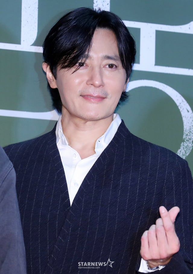 배우 장동건이 7일 오후 서울 강남구 삼성동 메가박스 코엑스에서 진행된 영화 '보통의 가족' VIP 시사회에 참석해 포즈를 취하고 있다.  '보통의 가족'은 각자의 신념을 가지고 살아가던 네 사람이 아이들의 범죄현장이 담긴 CCTV를 보게 되면서 모든 것이 무너져가는 모습을 담은 웰메이드 서스펜스. 오는 16일 개봉. 2024.10.07 /사진=김창현