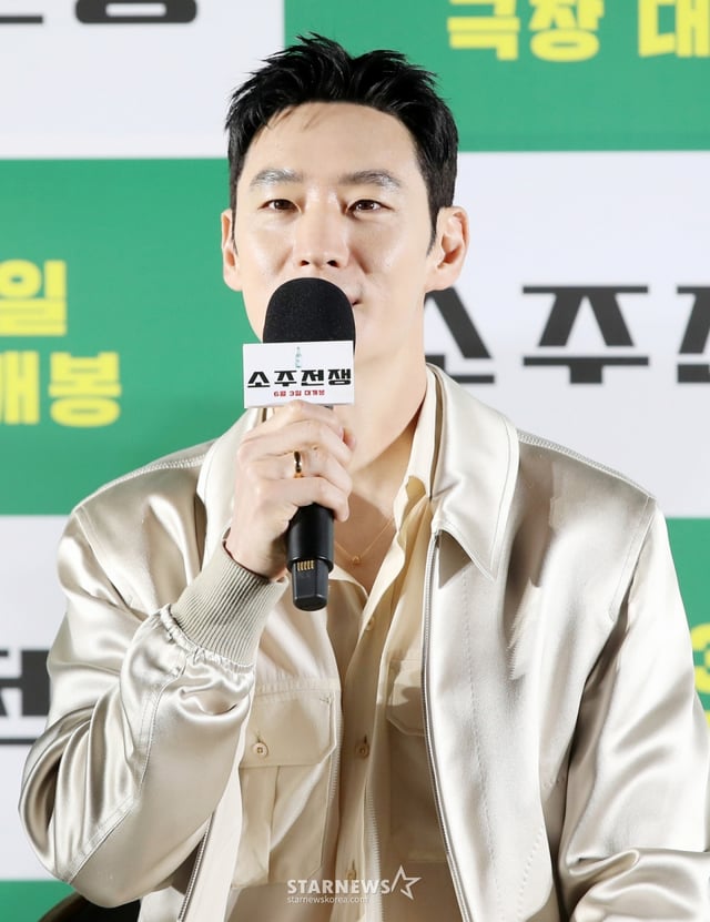 배우 이제훈이 24일 오전 서울 강남구 코엑스 메가박스에서 열린 영화 '소주전쟁' 제작보고회에 참석해 인사말을 하고 있다. /2025.04.24 /사진=김휘선 hwijpg@