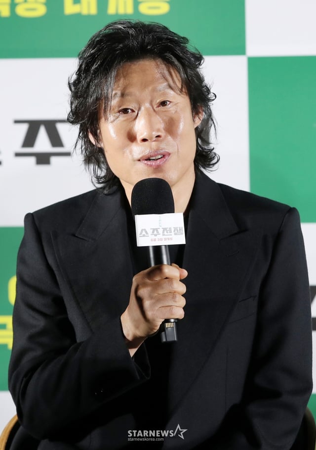 배우 유해진이 24일 오전 서울 강남구 코엑스 메가박스에서 열린 영화 '소주전쟁' 제작보고회에 참석해 인사말을 하고 있다. /2025.04.24 /사진=김휘선 hwijpg@