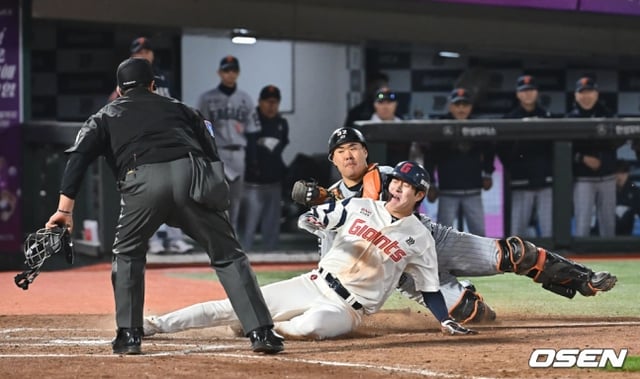 롯데 나승엽(맨 오른쪽)이 23일 부산 한화전 7회말 2사 2, 3루에서 홈으로 쇄도하다가 이진영의 홈송구에 아웃되고 있다. 