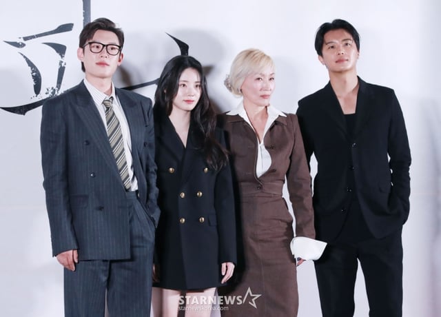 배우 김성철, 신시아, 이혜영, 연우진이 24일 오후 서울 CGV용산아이파크몰에서 진행된 영화 '파과'(감독 민규동) 언론배급시사회 및 기자간담회에 참석해 포즈를 취하고 있다. 바퀴벌레 같은 인간들을 처리하는 조직에서 40여 년간 활동한 레전드 킬러 ‘조각’과 평생 그를 쫓은 미스터리한 킬러 ‘투우’의 강렬한 대결을 그린 액션 드라마 영화 '파과'는 오는 30일 개봉한다. /2025.04.30 /사진=이동훈 photoguy@