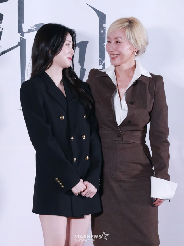 배우 신시아, 이혜영이 24일 오후 서울 CGV용산아이파크몰에서 진행된 영화 '파과'(감독 민규동) 언론배급시사회 및 기자간담회에 참석해 포즈를 취하고 있다. 바퀴벌레 같은 인간들을 처리하는 조직에서 40여 년간 활동한 레전드 킬러 ‘조각’과 평생 그를 쫓은 미스터리한 킬러 ‘투우’의 강렬한 대결을 그린 액션 드라마 영화 '파과'는 오는 30일 개봉한다. /2025.04.30 /사진=이동훈 photoguy@