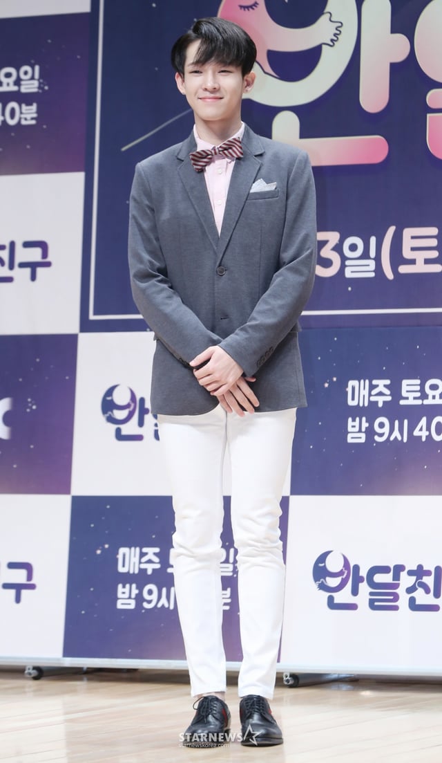 $ 그룹 위너 남태현이 21일 오후 서울 마포구 상암동 JTBC사옥에서 진행된 '반달친구' 제작발표회에 참석해 포즈를 취하고 있다. '반달친구'는 위너와 4-7세 아이들이 보름 동안 꿈의 '반달랜드'에서 교감하는 예능프로그램으로 오는 23일 첫 방송된다. /사진=김창현 기자 chmt@
