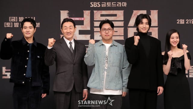 진창규 감독(가운데), 배우 이해영, 허준호, 박형식, 홍화연이 21일 오후 서울 양천구 목동 SBS사옥에서 진행된 금토드라마 '보물섬' 제작발표회에 참석해 포즈를 취하고 있다. '보물섬'은 2조원의 정치 비자금을 해킹한 서동주(박형식 분)가 자신을 죽인 절대 악과 그 세계를 무너뜨리기 위해 모든 것을 걸고 싸우는 인생 풀베팅 복수전을 담은 작품이다. 2025.02.21 /사진=김창현 chmt@
