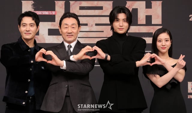 배우 이해영, 허준호, 박형식, 홍화연이 21일 오후 서울 양천구 목동 SBS사옥에서 진행된 금토드라마 '보물섬' 제작발표회에 참석해 포즈를 취하고 있다. '보물섬'은 2조원의 정치 비자금을 해킹한 서동주(박형식 분)가 자신을 죽인 절대 악과 그 세계를 무너뜨리기 위해 모든 것을 걸고 싸우는 인생 풀베팅 복수전을 담은 작품이다. 2025.02.21 /사진=김창현 chmt@