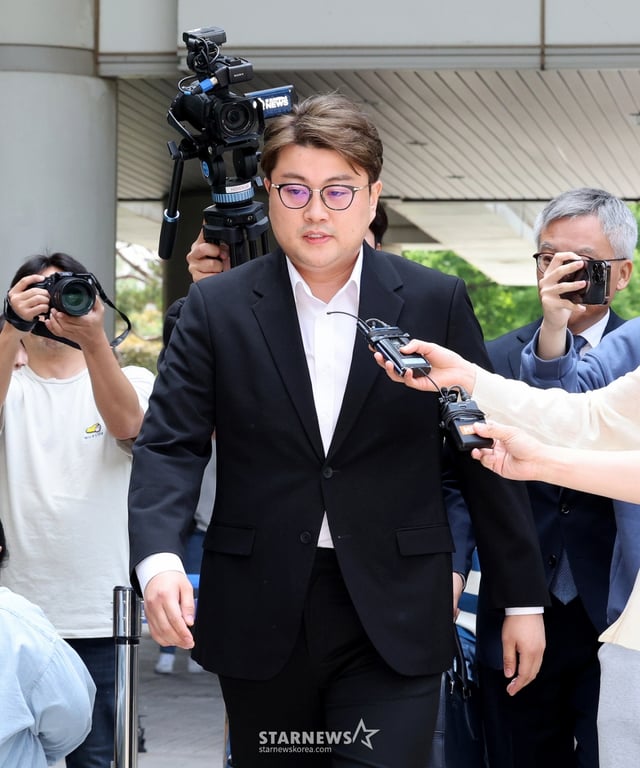 음주 운전 뺑소니 등의 혐의로 구속 영장이 청구된 트로트 가수 김호중이 영장실질심사를 받기 위해 24일 오전 서울중앙지방법원으로 들어서고 있다. /2024.05.24 /사진=이동훈