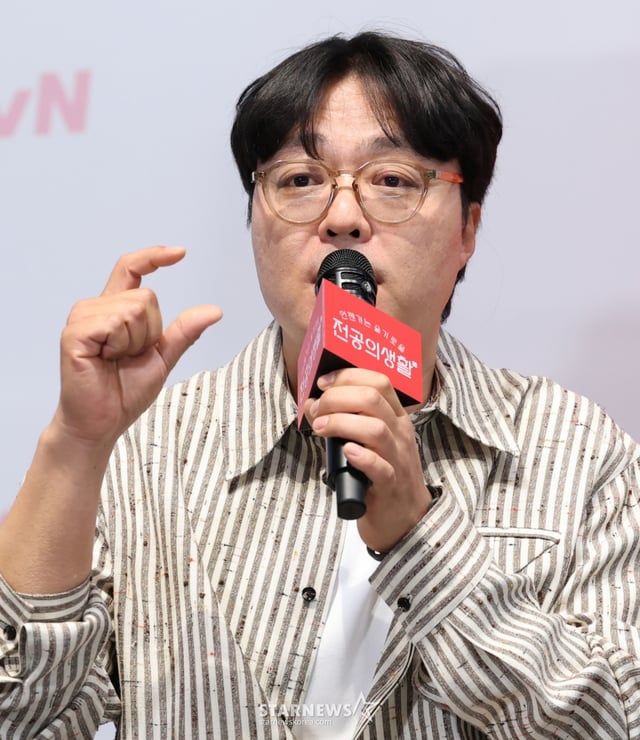 (서울=뉴스1) 권현진 기자 = 신원호 크리에이터가 10일 서울 구로구 라마다서울신도림호텔에서 열린 tvN 새 토일드라마 '언제가는 슬기로울 전공의생활' 제작발표회에서 인사말을 하고 있다.  '언젠가는 슬기로울 전공의생활'은 의사 생활을 꿈꾸는 레지던트들이 입덕부정기를 거쳐 성장해 나가는 과정을 담은 '슬기로운 의사생활' 스핀오프 드라마다. 2025.4.10/뉴스1  Copyright © 뉴스1. All rights reserved. 무단 전재 및 재배포,  AI학습 이용 금지. /사진=(서울=뉴스1) 권현진 기자