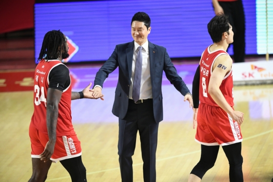 전희철 감독이 지난 25일 서울 잠실학생체육관에서 열린 서울 SK 대 수원 KT의 '2024~2025 KCC 프로농구 4강 PO(5전3승제)' 2차전에서 선수들의 손을 잡아주고 있다. /사진=KBL 제공