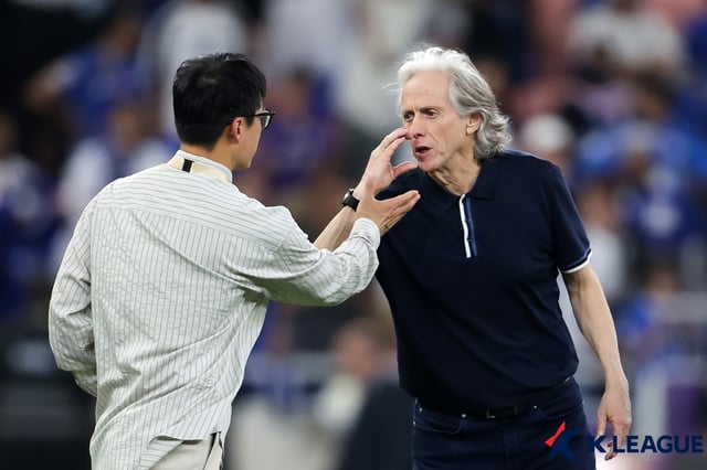 조르즈 제수스(왼쪽) 알 힐랄 감독이 이정효 광주FC 감독을 향해 불만이 있는 듯 손짓을 하고 있다. /사진=한국프로축구연맹 제공